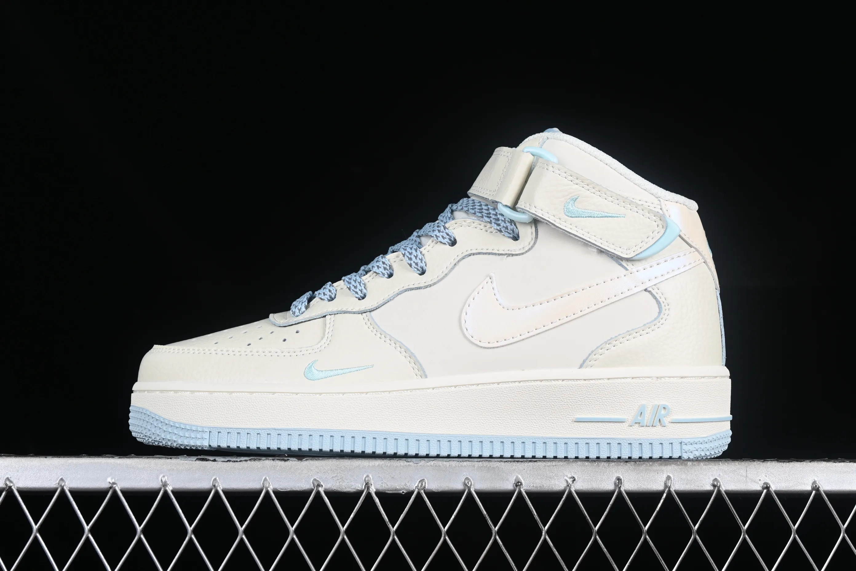 All categories Nk Air Force 1 Air Force series Nk Air Force 1 Mid Air Force mid-top Nk Air Force 1'07 Mid sky blue pearlescent small hook Air Force One mid-top casual sneakers SG2356-802